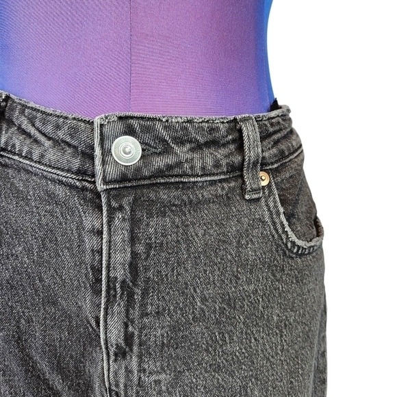 H&M Stonewashed Black‎ Denim Mom Jeans Tapered Leg Size 12 Women's L19 - Picture 3 of 11